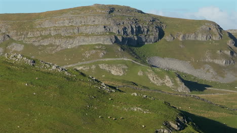 Establecimiento-De-Una-Toma-Con-Drones-De-Nudos-De-Warrendale-En-Yorkshire-Dales,-Reino-Unido