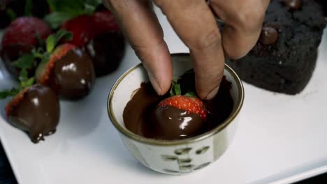 Mojar-Fresas-En-Chocolate-Derretido-Con-Muffins-De-Remolacha-Y-Fresas-Como-Acompañamiento-El-Día-De-San-Valentín