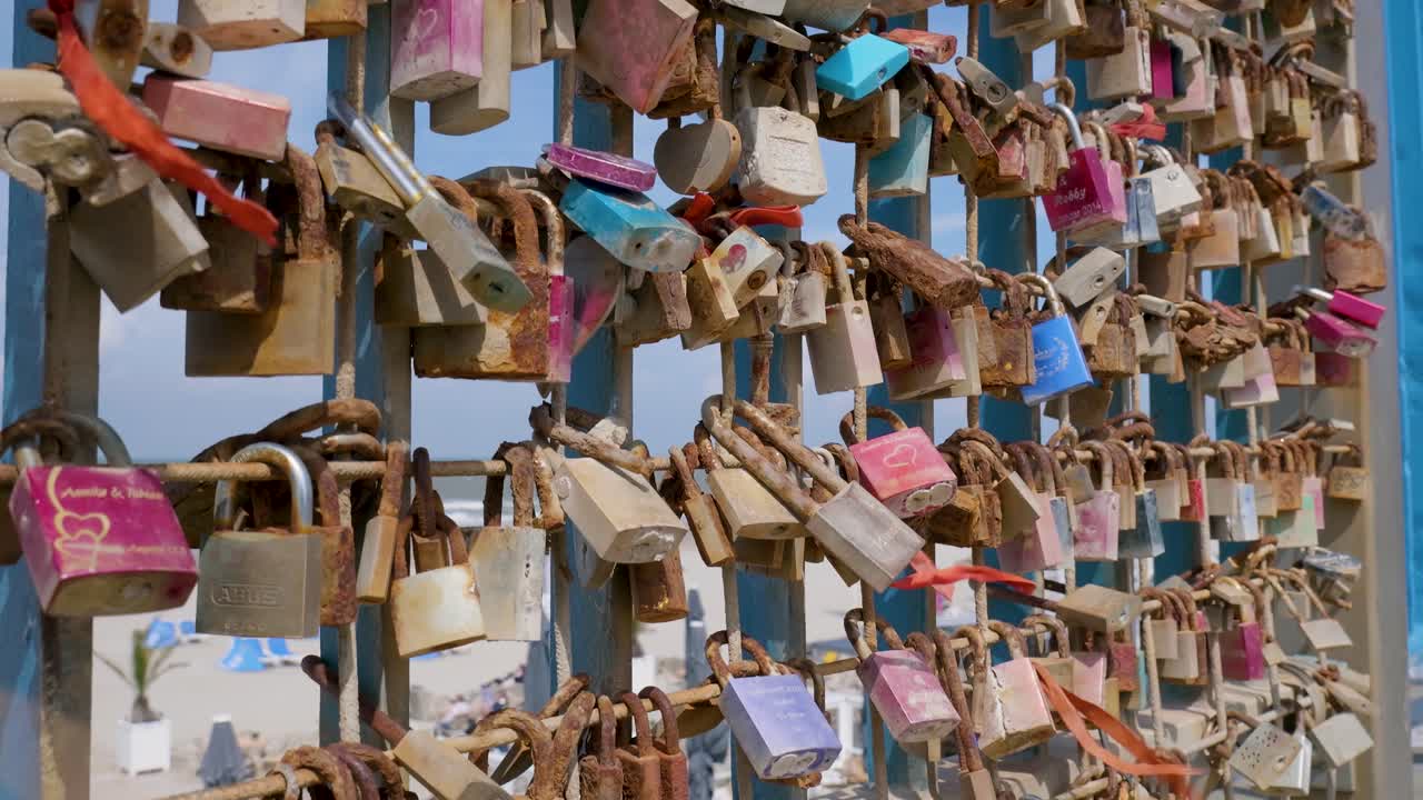 el amor se cierra en una valla