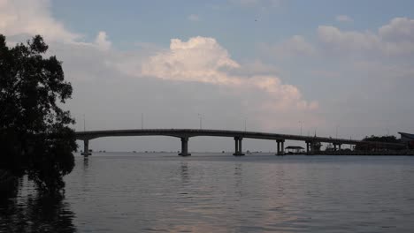 puente de carretera bang tabun extendido sobre el río con nubes en lo alto en tailandia parte 2