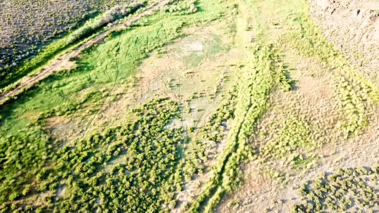 2018년 1080p 여름 드론에서 스네이크 리버와 고원이 있는 석양과 황혼의 사막 고속도로