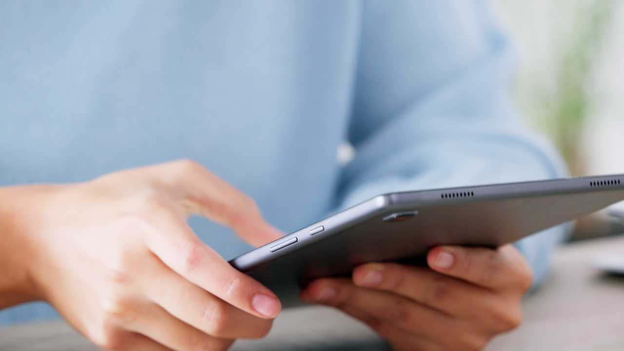 디지털 태블릿을 사용하여 검색하는 사람의 손