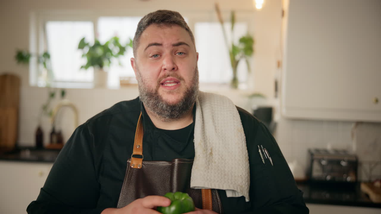 el chef preparando un pimienta verde