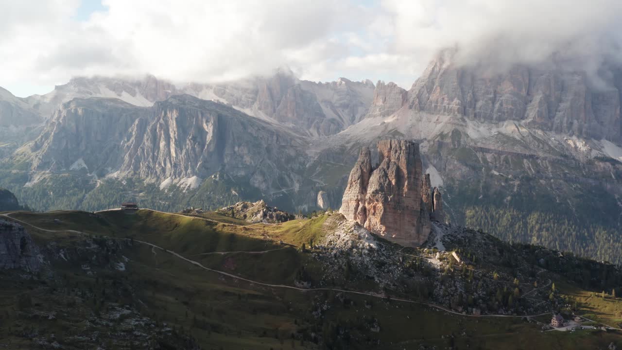 paisaje de montaña aéreo cinematográfico en dolomitas