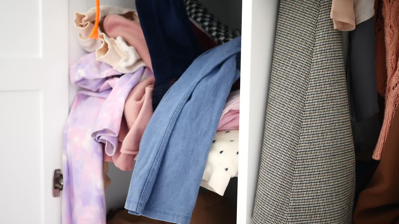 옷이 망진창인 옷장