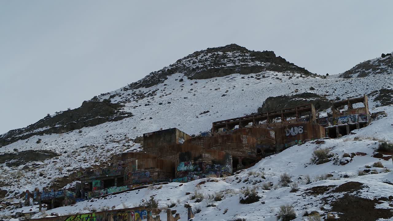 1920년 유타 주 제놀라 남쪽 끝에 산비탈에 지어진 오래된 양철 공장은 1921년부터 1925년까지 금, 은, 구리 및 납을 가공했습니다.