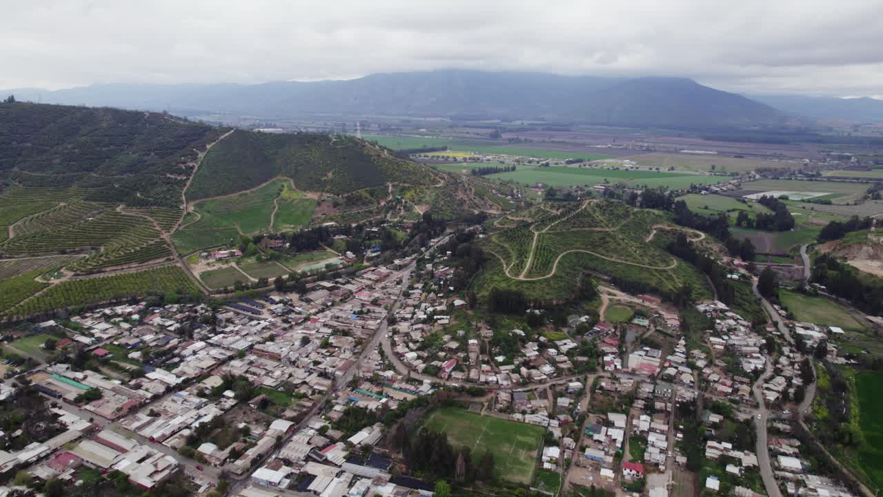 vista aérea de la ciudad chilena de pomaire rodeada de