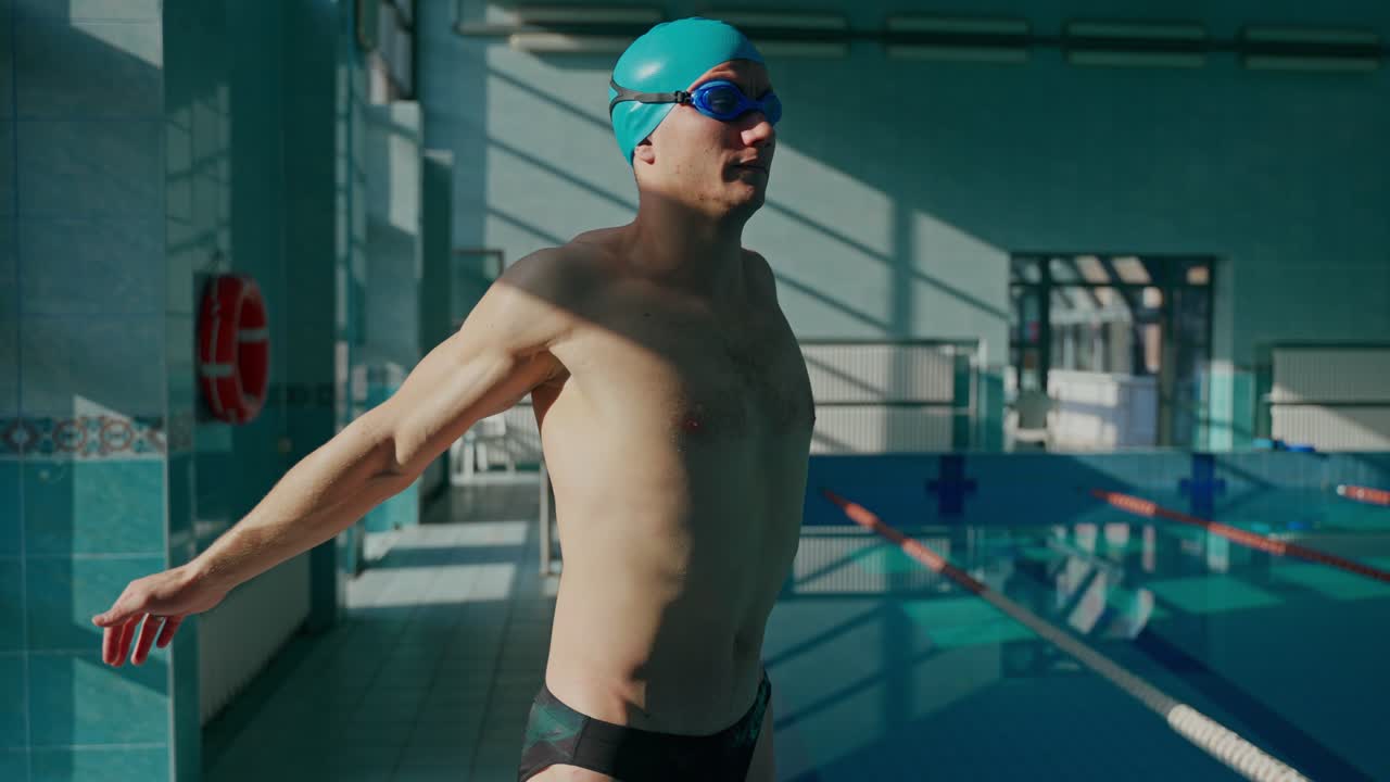 Un nuotatore in una piscina