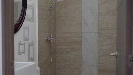 cuarto de baño con ducha y lavabo