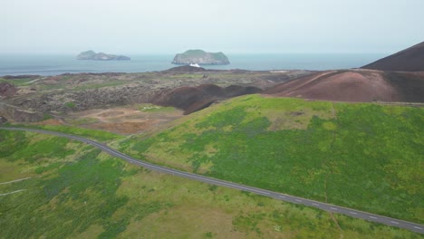 Vista-Aérea-De-Las-Dos-Islas-Más-Solitarias-Del-Sur-De-Islandia.