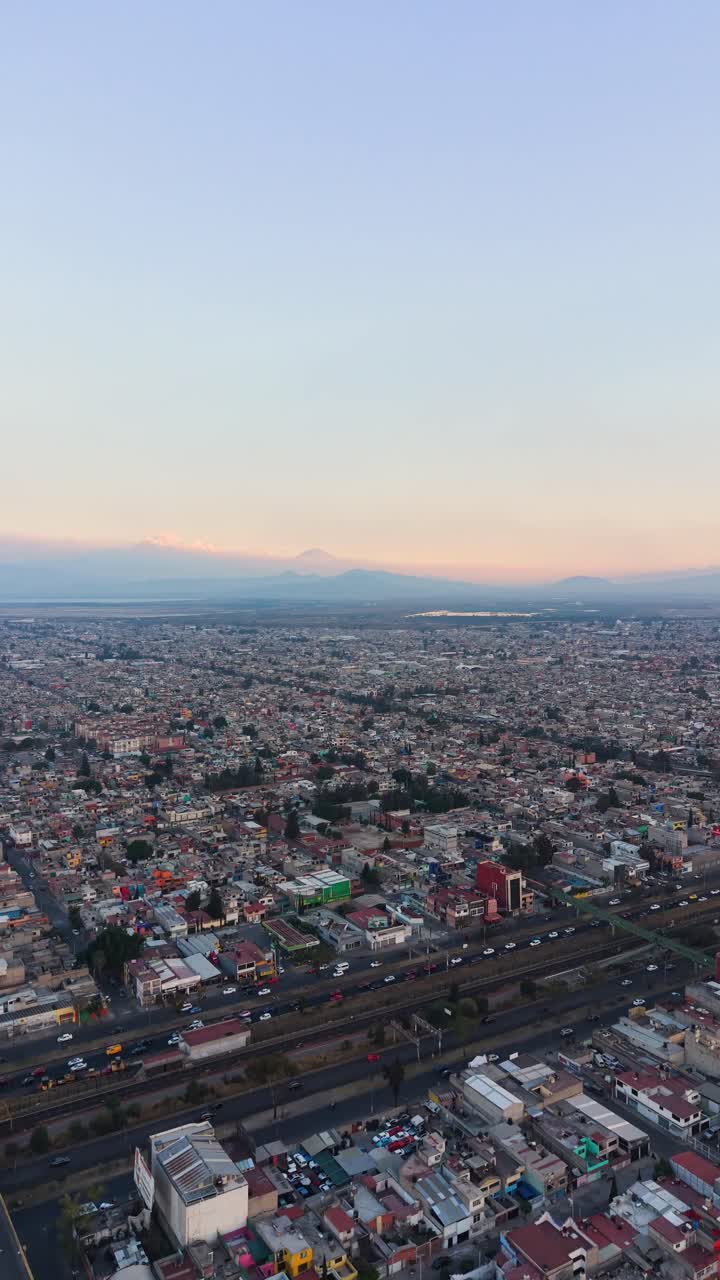 Riprese da drone all'ora d'oro della Valle del Messico con la silhouette di un vulcano.