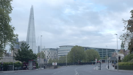 Der-Shard-London-Mit-Leerer-Straße,-Keine-Menschen-Im-Coronavirus-Lockdown