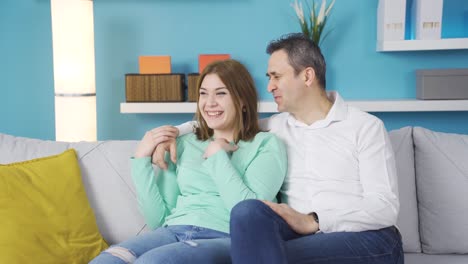 Un-Padre-Abrazando-Y-Charlando-Con-Su-Hija-Adulta.