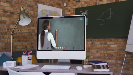 gemengde ras vrouwelijke leraar weergegeven op het computerscherm tijdens een videogesprek