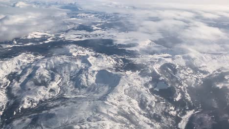 Antenne-Der-Montana-Gebirgszüge-In-Der-Wintersaison