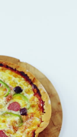 pizza horneada en una tabla de madera