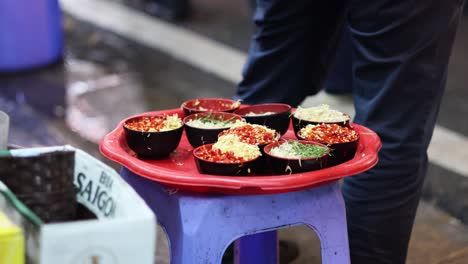 sirviendo comida en una calle ocupada en la acera