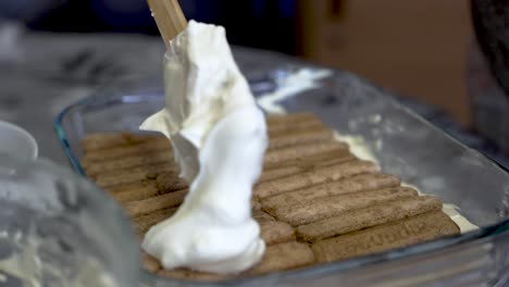 crema batida que se aplica a ladyfingers por espátula