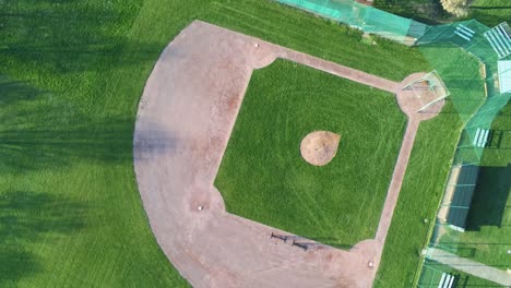 Vista-Aérea-Y-Rotación-Sobre-El-Campo-De-Béisbol-En-Alemania