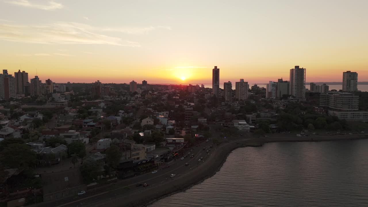 la zona fronteriza en el río paraná que separa argentina y paraguay