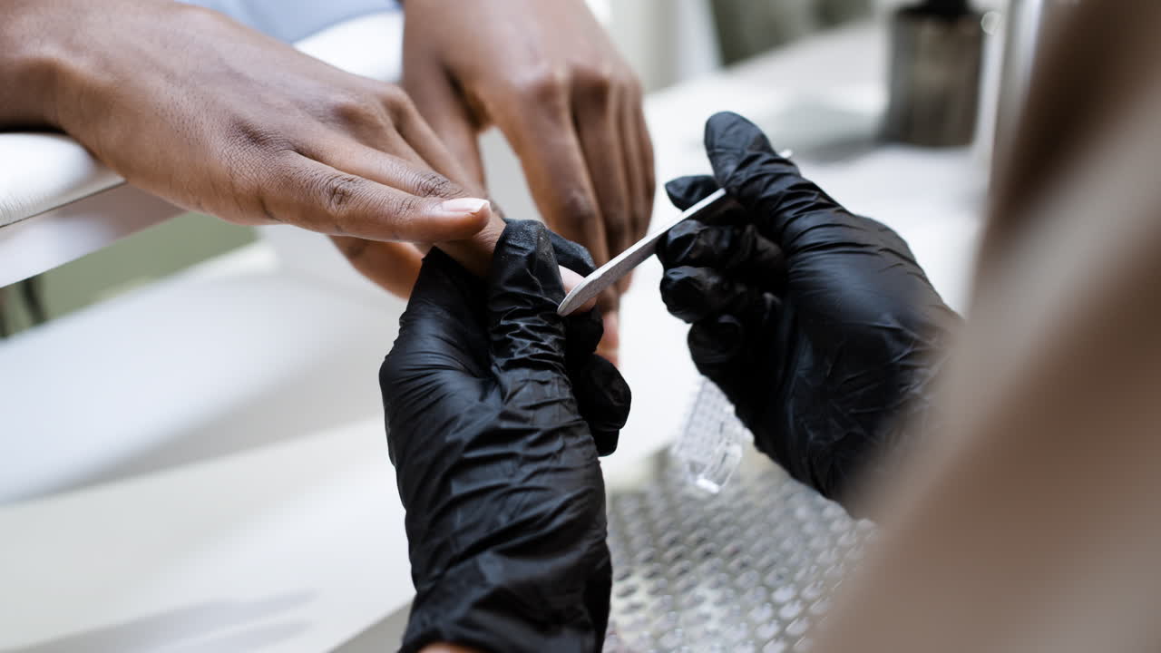 маникюр в процессе