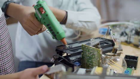 primer plano de dos niños haciendo construcción eléctrica