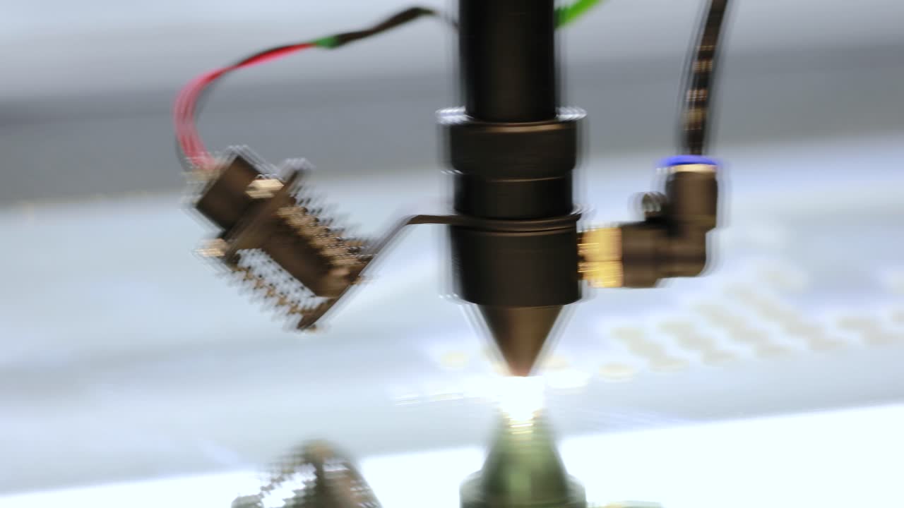 grabado láser por cnc en metal y madera, tecnología industrial moderna.