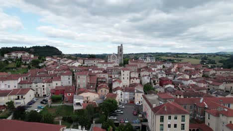 Drohnenschuss-Rückwärts-über-Saint-Galmier-Im-Departement-Loire,-Die-Stadt-Ist-Bekannt-Dafür,-Dass-Sie-Die-Heimat-Des-Glitzernden-Badoit-Wassers-Ist,-Region-Auvergne-Rhône-Alpes,-Frankreich