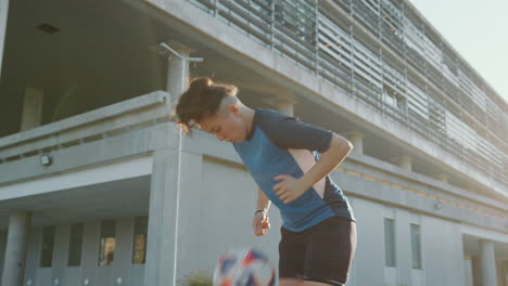 chica practicando su fútbol haciendo malabarismos al aire libre en la calle