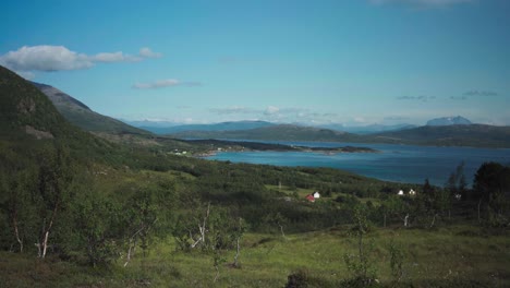 Vista-Remota-De-La-Aldea-Desde-La-Cima-De-La-Montaña-De-Lonketind-En-La-Isla-Senja,-Noruega