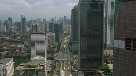 hora del día de verano ciudad de jakarta área del centro del tráfico círculo de la calle panorama aéreo 4k indonesia