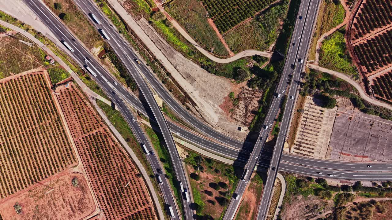 Svincolo autostradale in Spagna circondato da campi e vigneti