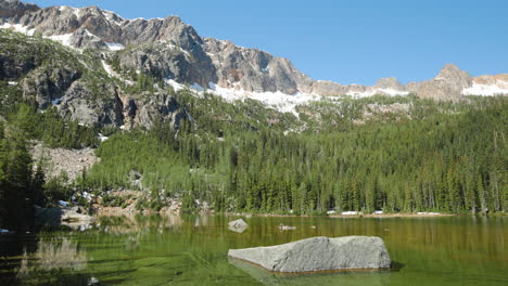 lago alpino en lo alto de las montañas justo después del amanecer