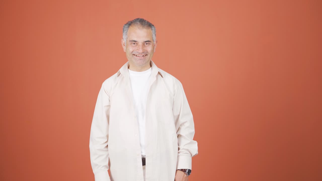 el hombre que promueve está mirando a la cámara con sorpresa.