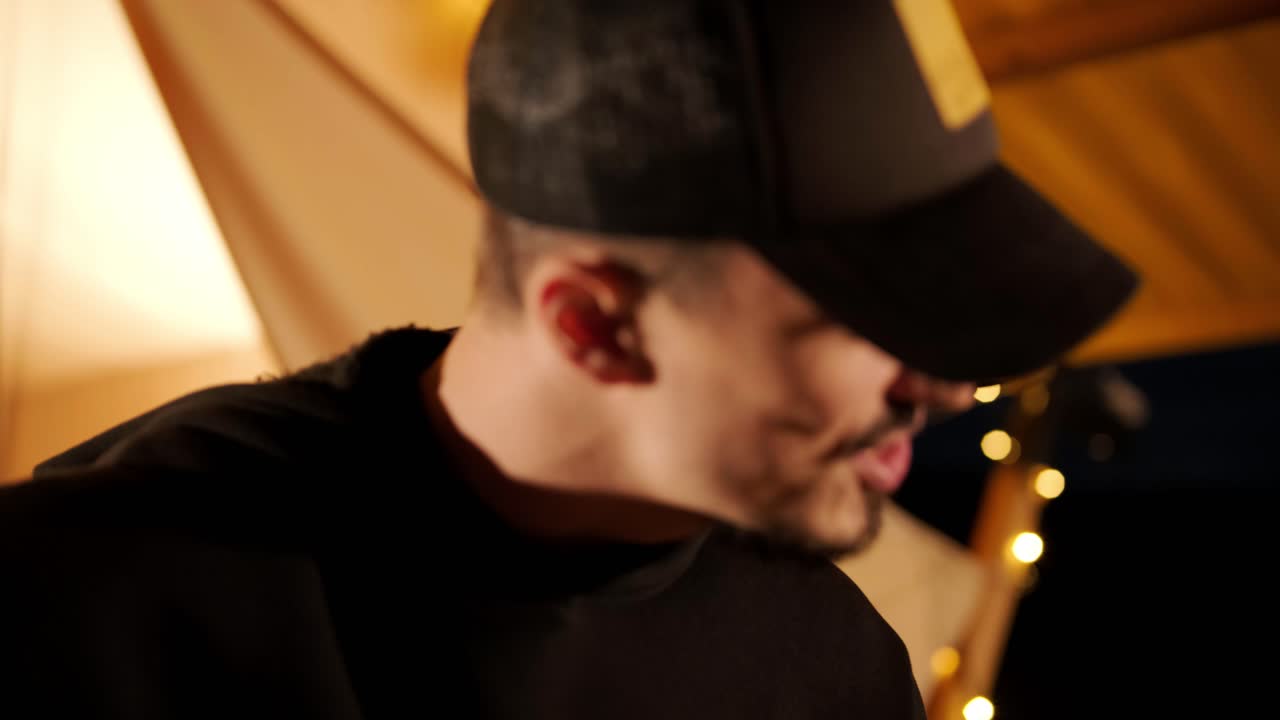 hombre toca la guitarra y canta canciones en una tienda con bombillas