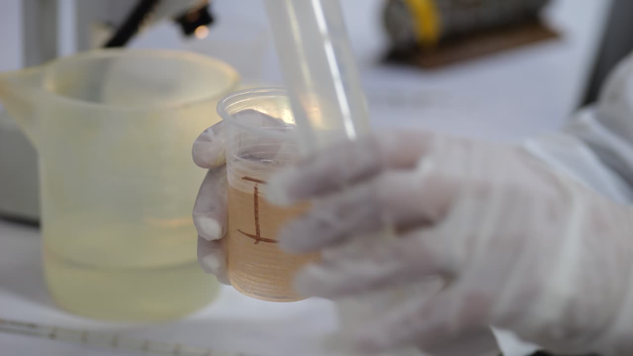 실험실에서 수산업 폐수 처리 용액을 청소합니다.