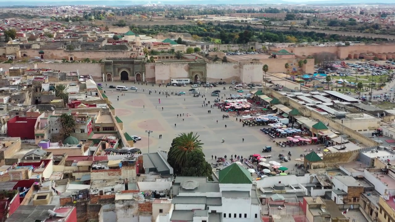 Vista aerea con drone della storica medina di Meknes, una delle città imperiali del Marocco e un sito Patrimonio dell'Umanità UNESCO. La scena mostra il denso tessuto urbano tradizionale, l'architettura secolare.