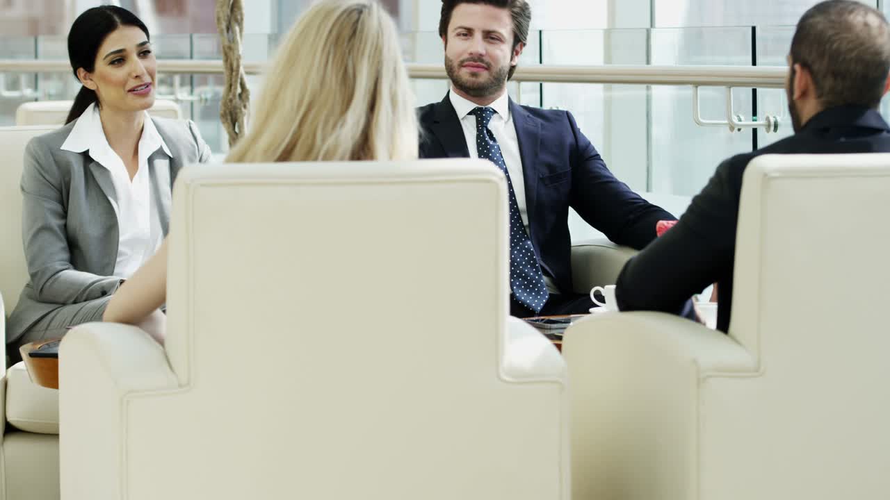 Consulenti finanziari multietnici (uomini e donne) in riunione in centro
