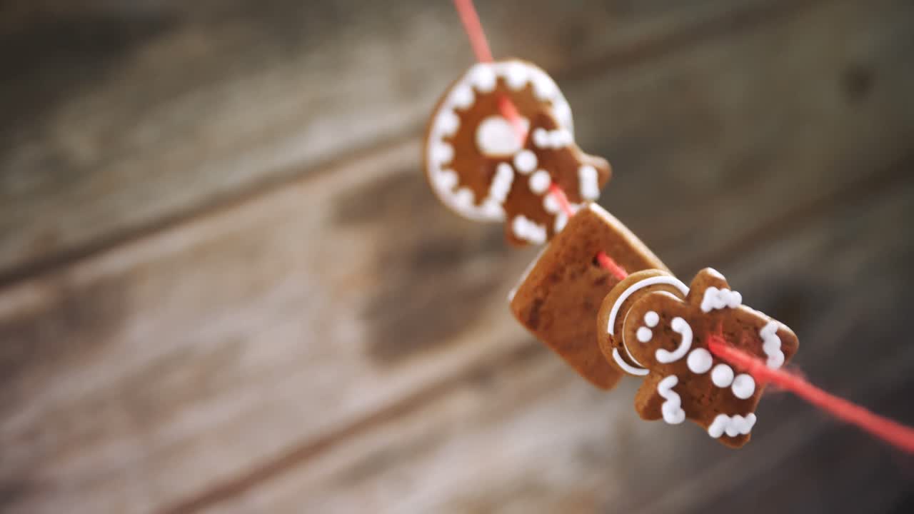varias galletas de navidad dispuestas en hilo 4k