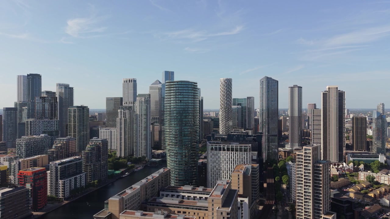 Panorama da paisagem urbana de Canary Wharf, Londres, em um dia ensolarado e brilhante.