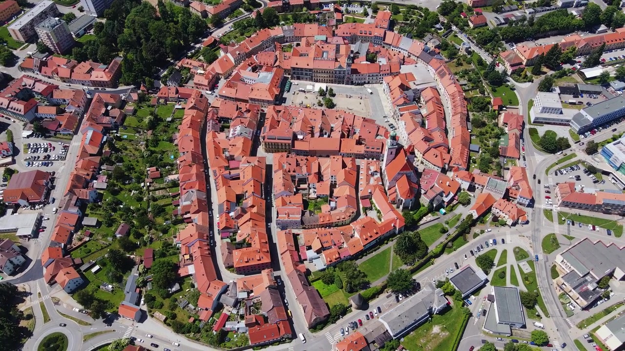 Stare Miasto Prachatice z lotu ptaka, kultowe czerwone dachy i urocza czeska architektura