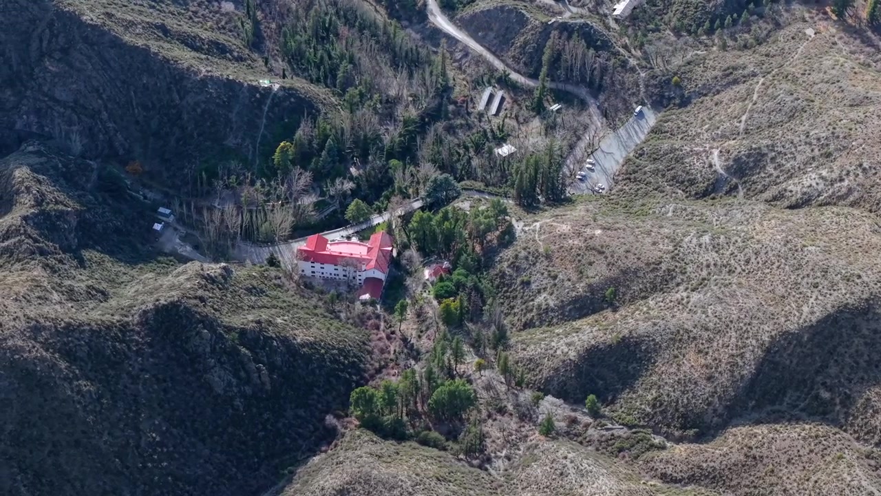 Hotelli Villavicencio lähellä Villavicencion luonnonsuojelualuetta, Mendoza, Argentiina, sijaitsee kuivassa Andien-esisvuoriston maastossa ja eristyneen kanjonikasvillisuuden keskellä, dronen ylhäältäpäin otettu yleiskuva.