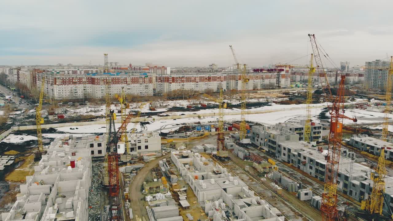 grúas amarillas del sitio de construcción de un edificio en progreso
