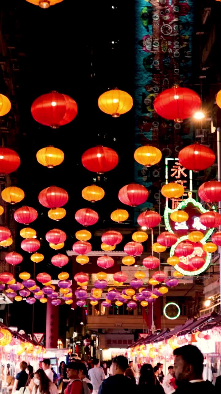 다채로운 등불 들 이 비는 시장 거리 를 비추고 있다