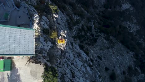 teleférico sobre terreno montañoso