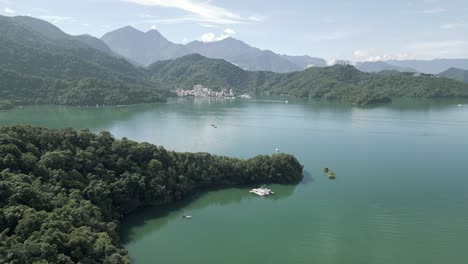 Sol-Luna-Lago-Drone-Vista-Aérea-Templo-Wen-Wu-4k