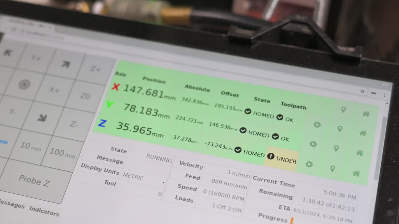el panel de control del router cnc de la tableta muestra el estado del trabajo