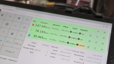 La-Tableta-Del-Panel-De-Control-Del-Enrutador-Cnc-Muestra-El-Estado-Del-Trabajo