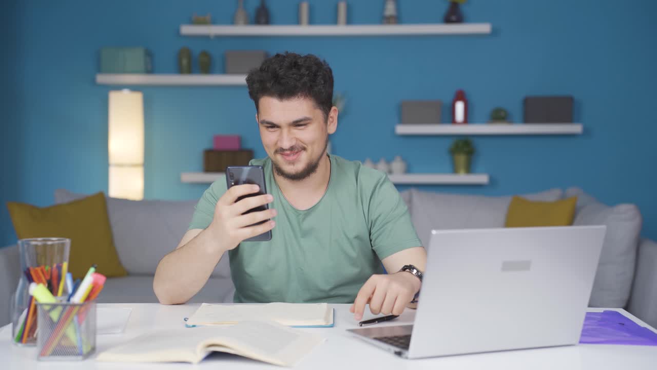 un estudiante chateando por teléfono.