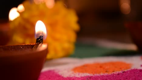 diwali diyas de terracota sobre fondo oscuro que se utiliza para iluminar la casa durante los tiempos de diwali